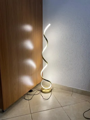 Luminária de chão em espiral