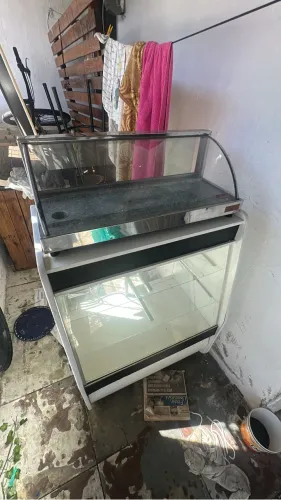 Vitrine de bolos e salgados.