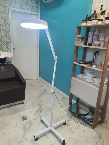 Luminária de piso branca