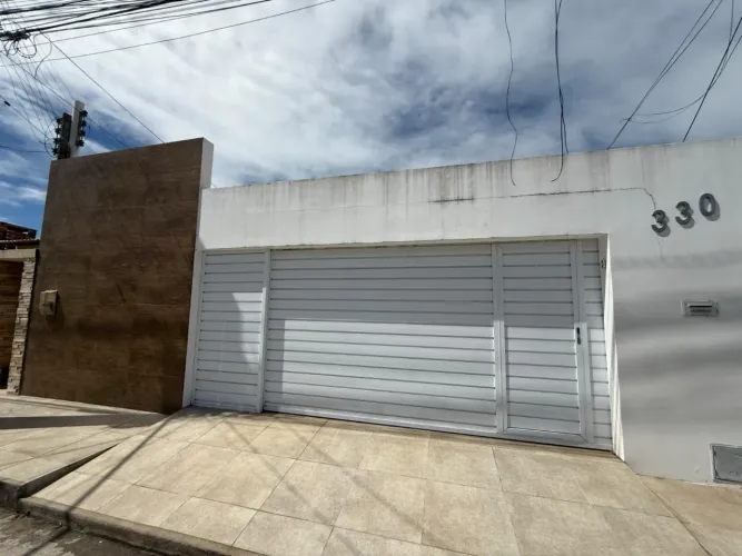 Casa à Venda no Conjunto Pajuçara - Bairro do Poço