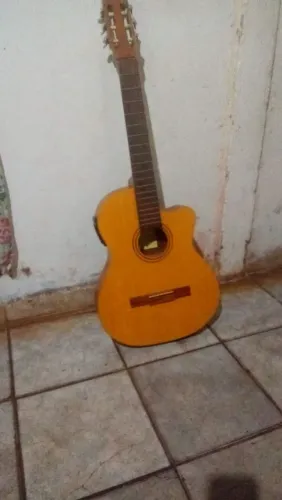 Violão di Giorgio Havana sem cordas e com um pequeno detalhe na mão