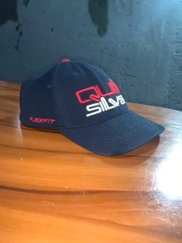 Vendo Boné Quik Silver Original,usado mais novinho(apertado)