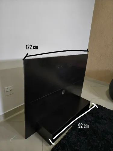 Painel para TV Preto com Prateleira - 122 cm