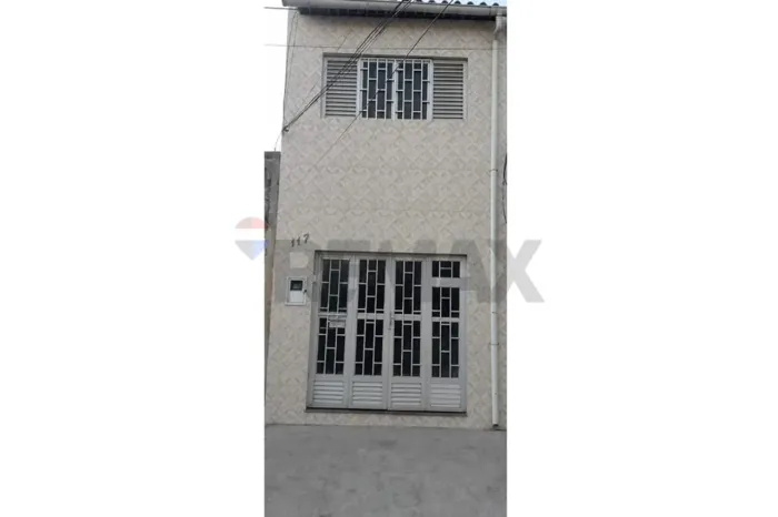 Casa Espaçosa com 3 Quartos à Venda no Prado em Maceió