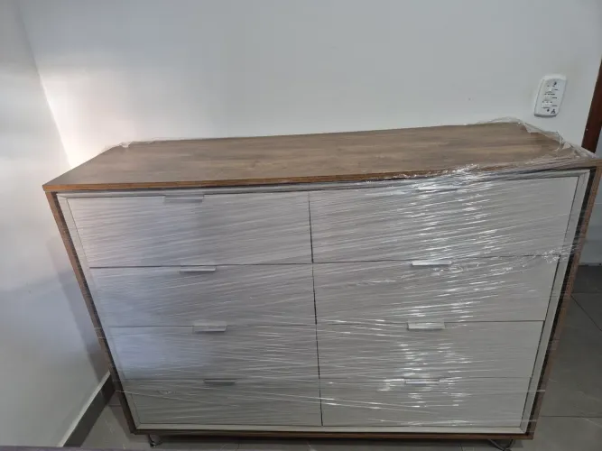 Cômoda cedro/ off white espaçosa com 8 gavetas