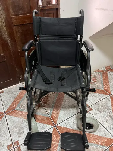 VENDE- SE CADEIRA DE RODAS DELLAMED D600