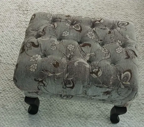 Pufe antigo pés de madeira e tecido elegante 