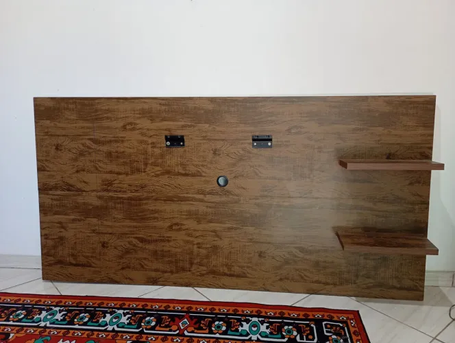 Vendo Rack com painel e mesa de madeira com tampo de vidro