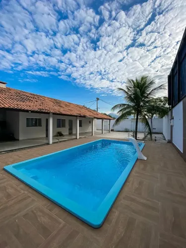 Casa Linear Ampla com 4 quartos e piscina  no Barroco Para Locação