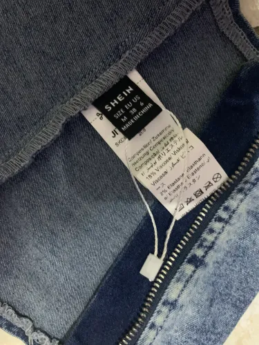 Três corset no tamanho M (2 novos na etiqueta 1 usado uma vez)