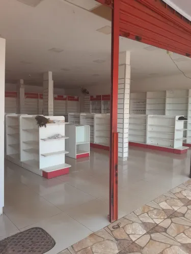 VENDO TODA MOBILIA DE FARMÁCIA   E ALUGO A LOJA.NA 209 DE SAMAMBAIA NORTE 