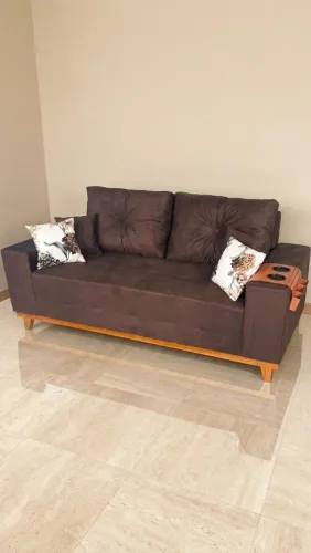 Sofá retrô quadrado 3 lugares com base de madeira e 4 almofadas decorativas e porta copo 