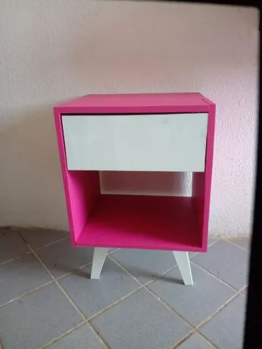 Mesa de cabeceira rosa