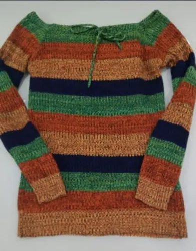 Blusa de tricô feminina colorida manga longa.