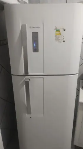 VENDO GELADEIRA ELETROLUX (PRECISA TROCAR O MOTOR SÓ O CONGELADOR FUNCIONANDO)