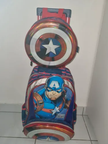Mochila de rodinhas + Lancheira Capitão América