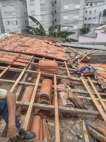 Telhadista... Realizamos seu orçamento sem compromisso detalhando o problema