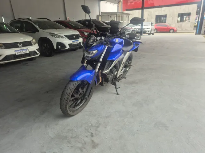 Moto esta linda tem nada para fazer funciona tudo so sentar a bunda e andar 