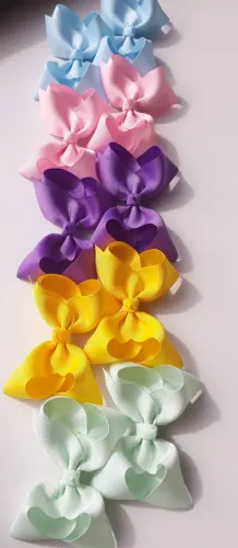Laço Boutique aprox. 9cm aplicado no bico de pato jacaré 5,5cm