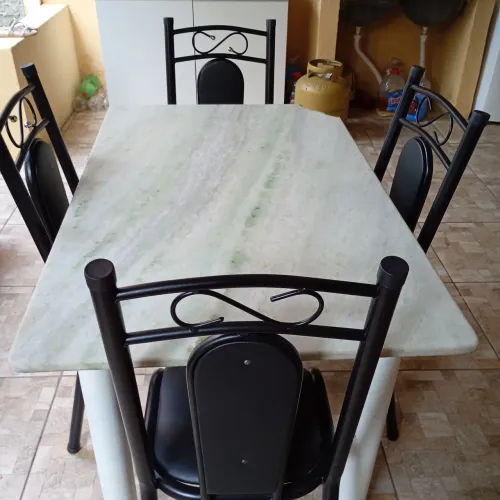 Mesa de mármore com 4 cadeiras 