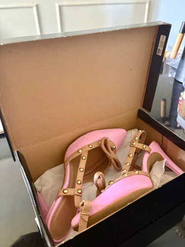 Scarpin Rosa Lu Brand com Laços e Tachas Douradas - Tam. 38