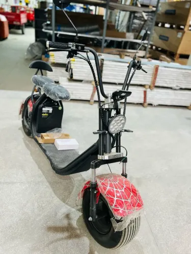 Manutenção em scooter elétrica chama 