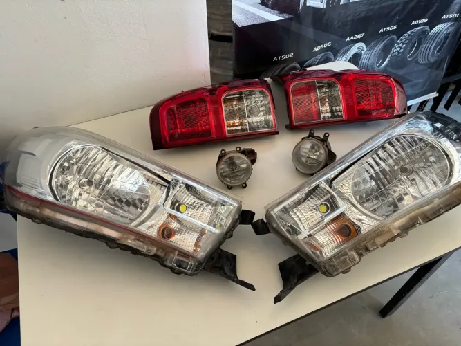 Kit de Faróis Hilux 2021 a 2024 / 2025 Original - Semi-novos