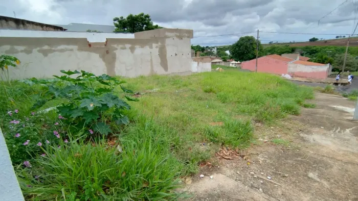Terreno de esquina à venda no Jardim Panorama em Álvares Machado
