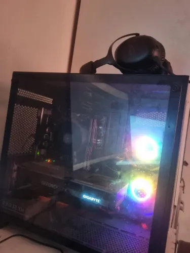 PC GAMER COMPLETO RTX 4060 RYZEM 5500 MONITOR AOC 240 HZ FONE HYPER X SEM FIO CLAUD 3