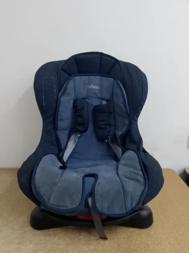 Cadeirinha para auto infantil azul com cinto