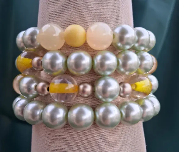 Kit 4 pulseiras de elástico com pérolas e detalhes amarelos