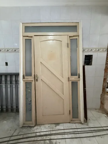 Vende-se porta de madeira