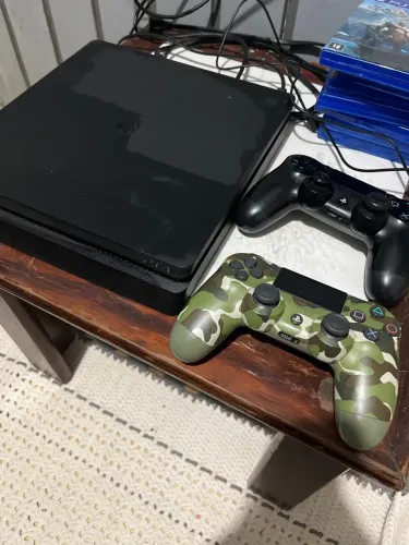 Vendo ps4 1TB + 2 controles + 7 jogos