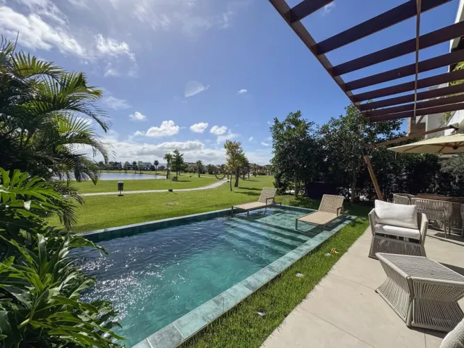 Casa decorada com piscina e linda vista, á venda no Condomínio Riviera em Xangri-Lá. REF: