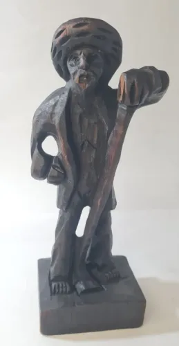 Escultura de Arte Popular em Madeira Nobre - "O Ancião com Cajado" (30 cm)Descrição: Expre