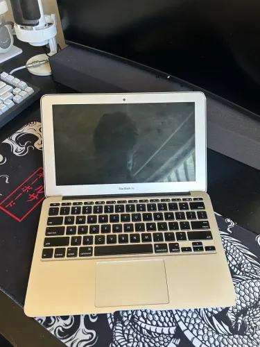 MacBook Air 11? Apple - i5 / 4GB / SSD - Perfeito Estado