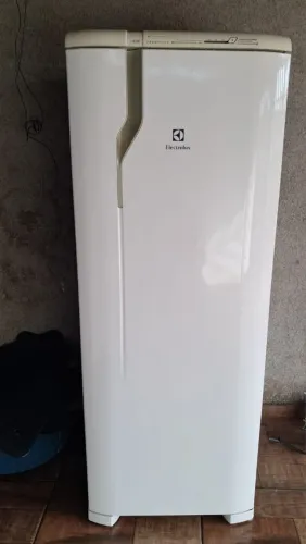 Vendo geladeira Electrolux frost free