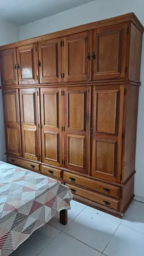 guarda-roupa de madeira maciça 