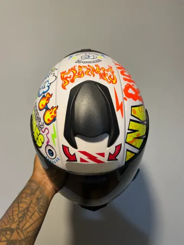 Capacete norisk good vibes no uso de novo