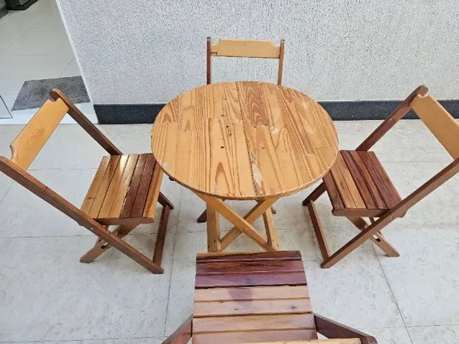 Jogo de mesa com 4 cadeiras