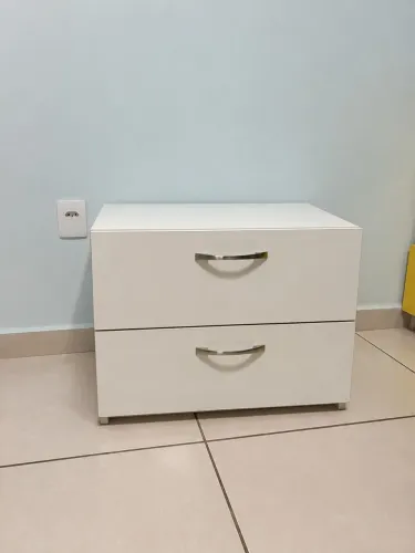 Mesinha de cabeceira sob medida