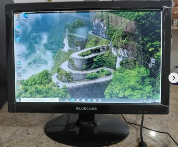 Monitor 15 Blucase Saida Hdmi e Vga Imagem Boa Porem tem uma Borda Branca Leia Descrição