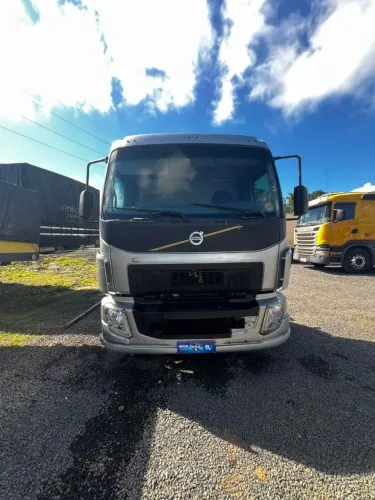 Caminhão Volvo VW 220 toco 2015