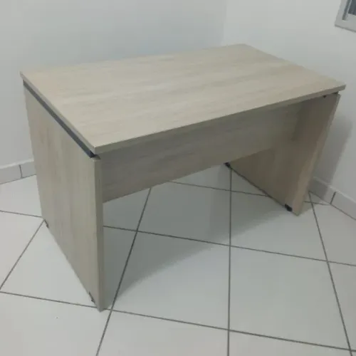 Mesa office,alta qualidade , serve para trabalho ,estudos ,etc ... Medidas 1,25 x 75 x 75