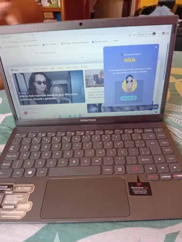 Vendo Notebook Positivo com falhas no teclado  tampa rachada