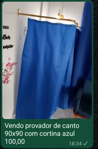 Provador de canto com cortina azul