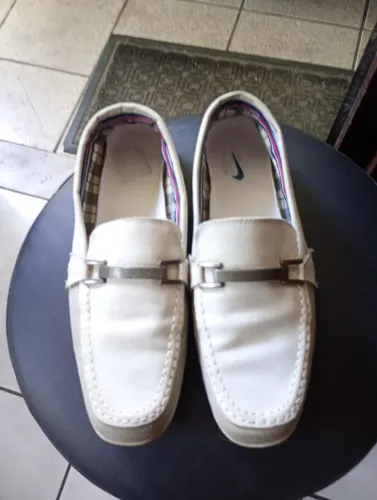 Vendo sapatilha masculina de couro NIKE nr. 40. R$ 30,00.
