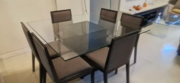 MESA DE JANTAR DE VIDRO QUADRADA COM 6 CADEIRAS ESTOFADAS