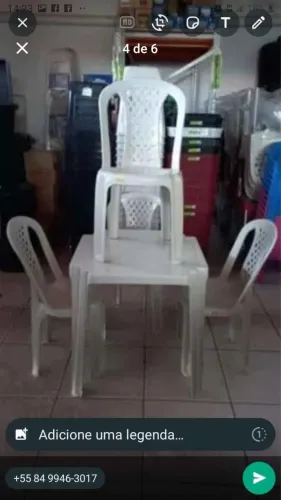 Mesas e cadeiras de plástico