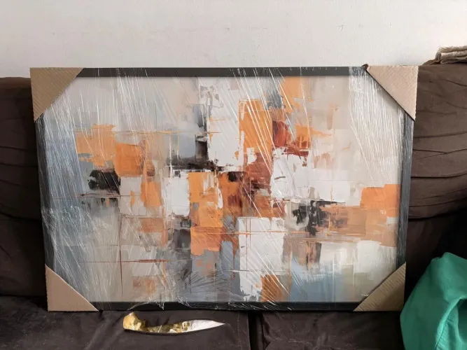 Quadro perfeito no plástico, com molduras pretas 